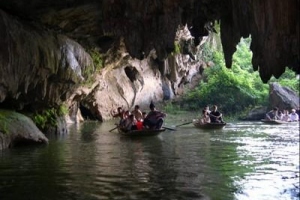 The Tunnel grotto Cai De is one of Bai Tu Long Bay attraction